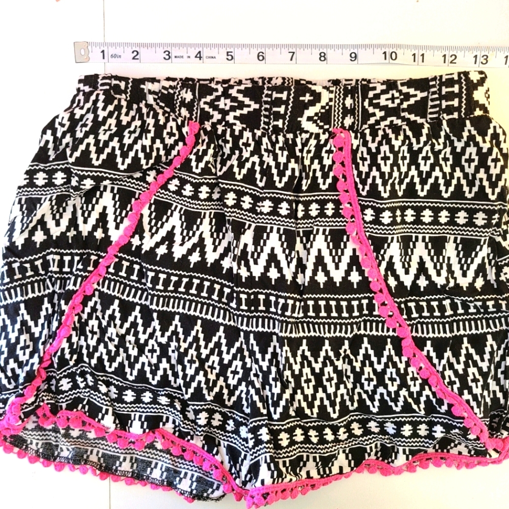 Tribal black & white shorts pink Ball accent